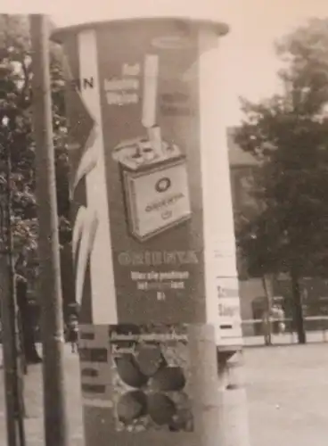 tolles altes Foto - Litfasssäule mit Zigarettenwerbung Orienta ? Aachen