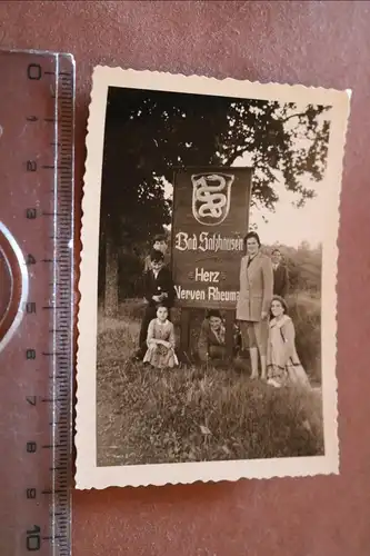 tolles altes Foto - Familie posiert am Ortsschild ? Bad Salzhausen, NIdda   1956
