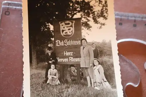 tolles altes Foto - Familie posiert am Ortsschild ? Bad Salzhausen, NIdda   1956