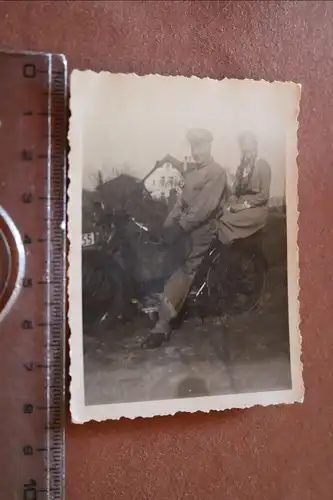 tolles altes Foto Mann und Frau  mit Oldtimer Motorrad Marke ? 20-30er Jahre