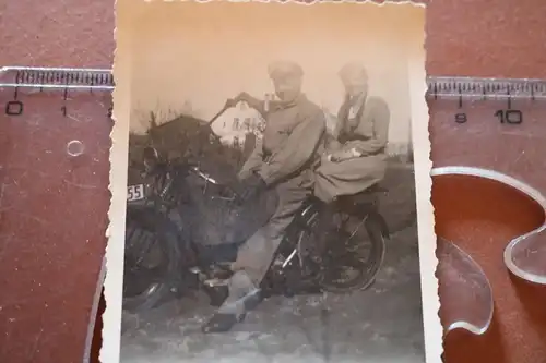 tolles altes Foto Mann und Frau  mit Oldtimer Motorrad Marke ? 20-30er Jahre