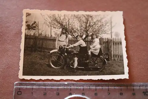 tolles altes Foto Kinder mit Oldtimer Motorrad Marke ? 1949