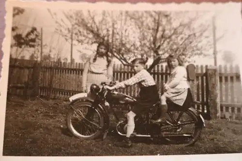 tolles altes Foto Kinder mit Oldtimer Motorrad Marke ? 1949