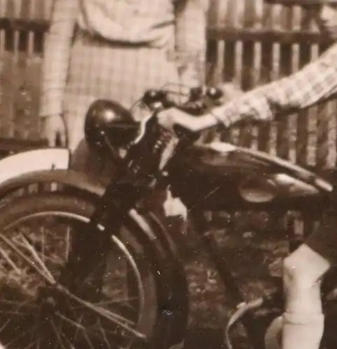 tolles altes Foto Kinder mit Oldtimer Motorrad Marke ? 1949