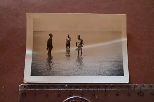 tolles altes Foto Offiziere am Baden am Strand  Port Navalo  1941