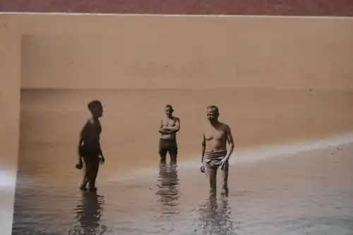 tolles altes Foto Offiziere am Baden am Strand  Port Navalo  1941
