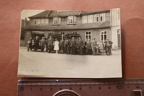 tolles altes Foto - Personen dahinter Fahrzeuge der Reichspost - Oldtimer