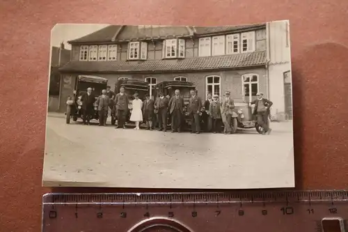 tolles altes Foto - Personen dahinter Fahrzeuge der Reichspost - Oldtimer 