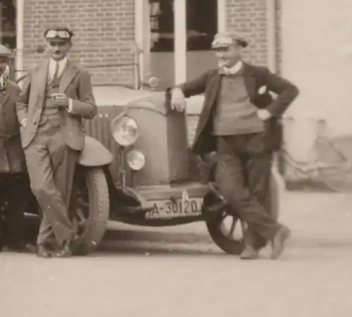 tolles altes Foto - Personen dahinter Fahrzeuge der Reichspost - Oldtimer 