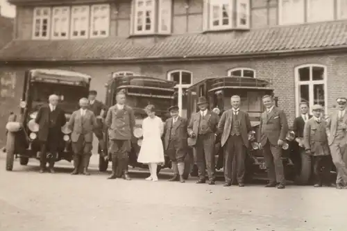 tolles altes Foto - Personen dahinter Fahrzeuge der Reichspost - Oldtimer