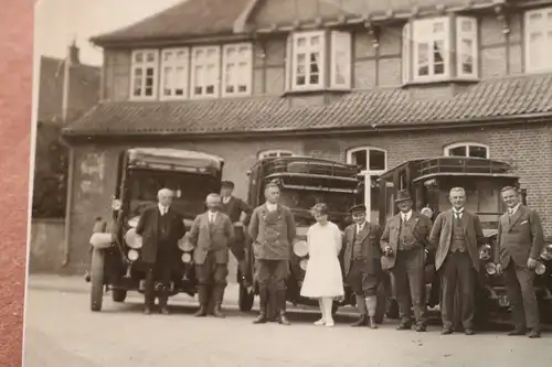 tolles altes Foto - Personen dahinter Fahrzeuge der Reichspost - Oldtimer