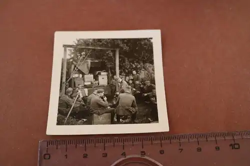 tolles altes Foto - Soldaten machen Rast - LKW Proviant 