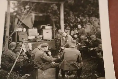 tolles altes Foto - Soldaten machen Rast - LKW Proviant