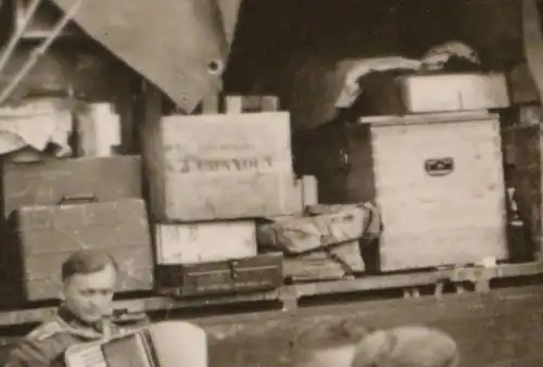 tolles altes Foto - Soldaten machen Rast - LKW Proviant 