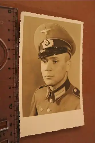 tolles altes Foto -  Soldat mit Schirmmütze 