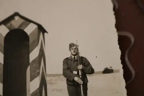 tolles altes Foto -  Soldat Wachhäuschen - Olympia Dorf - 1937