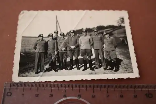 tolles altes Foto -  Gruppe Offiziere in ländlicher Gegend