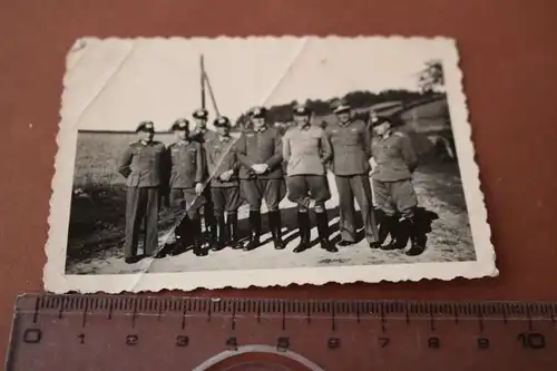 tolles altes Foto -  Gruppe Offiziere in ländlicher Gegend 
