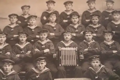 tolles altes Gruppenfoto - Matrosen der 1. Minen. Abteilung - Cuxhaven 1918