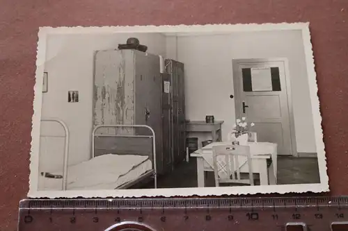 tolles altes Foto -  Stube in einer Kaserne - 30-40er Jahre