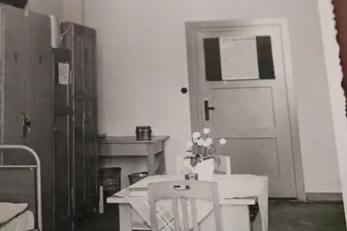 tolles altes Foto -  Stube in einer Kaserne - 30-40er Jahre