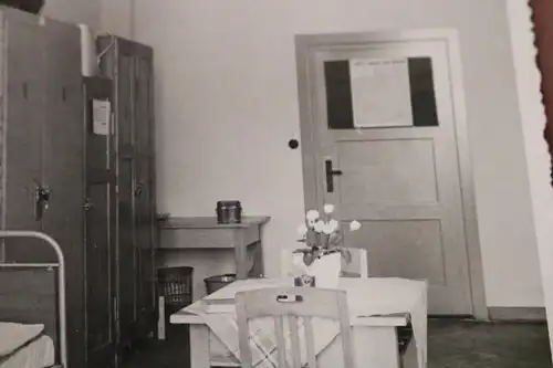 tolles altes Foto -  Stube in einer Kaserne - 30-40er Jahre 