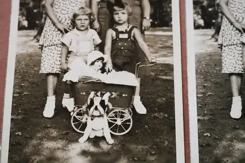 zwei tolle alte Fotos - Mutter mit Kinder Puppenwagen Puppe 1932