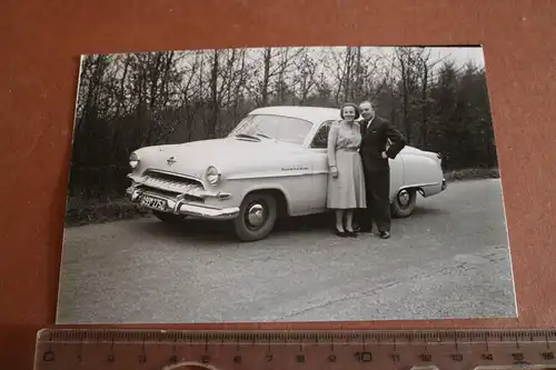 tolles altes Foto - Ehepaar mit ihrem Oldtimer Opel Kapitän - Repro !!!!
