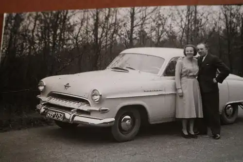 tolles altes Foto - Ehepaar mit ihrem Oldtimer Opel Kapitän - Repro !!!!