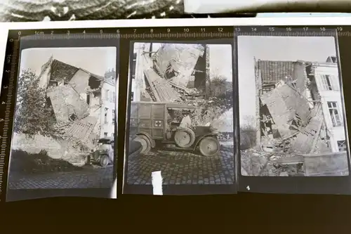 drei alte Negativ - zerstörte Gebäude - Krankenwagen - deutsch ?? französisch ? 