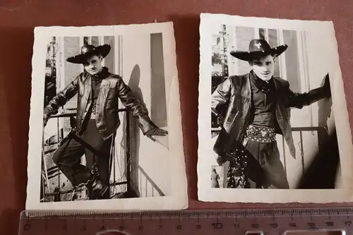 zwei tolle alte Fotos junger Mann als Cowboy verkleidet - Karneval 1952