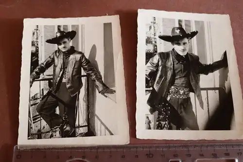 zwei tolle alte Fotos junger Mann als Cowboy verkleidet - Karneval 1952 