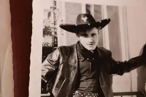 zwei tolle alte Fotos junger Mann als Cowboy verkleidet - Karneval 1952