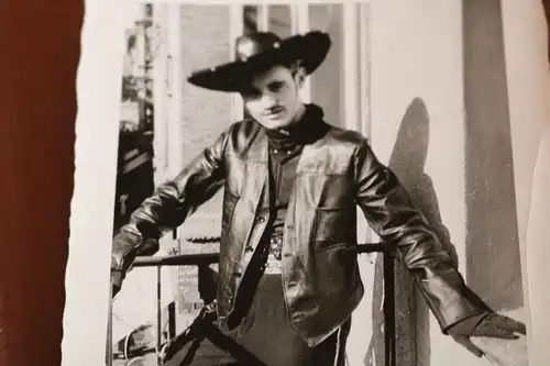 zwei tolle alte Fotos junger Mann als Cowboy verkleidet - Karneval 1952