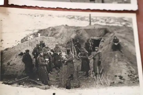 vier alte Fotos - Soldaten beim Bau von Erdbunkern ??? Unterstand ?