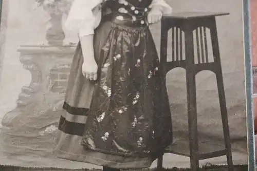 tolles altes Kabinettfoto -  Frau in Tracht - Tangermünde