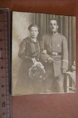 tolles altes Foto Soldat mit Frau - EK II - auf Pappe - 1918 - Pickelhaube