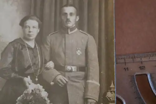 tolles altes Foto Soldat mit Frau - EK II - auf Pappe - 1918 - Pickelhaube