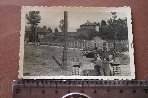 tolles altes Foto - deutsche Soldat Luftwffe posiert vor französischen Panzer