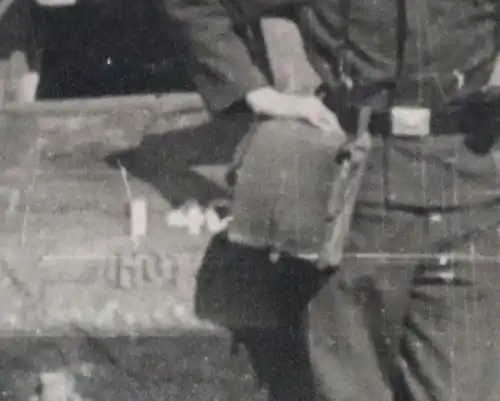 tolles altes Foto - deutsche Soldat Luftwffe posiert vor französischen Panzer