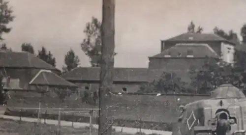 tolles altes Foto - deutsche Soldat Luftwffe posiert vor französischen Panzer