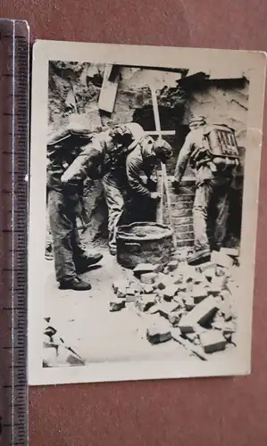 tolles altes Foto - Soldaten mit Heeresatmer - Sauerstoffgerät