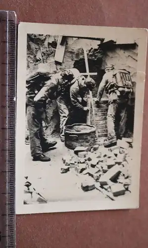 tolles altes Foto - Soldaten mit Heeresatmer - Sauerstoffgerät 