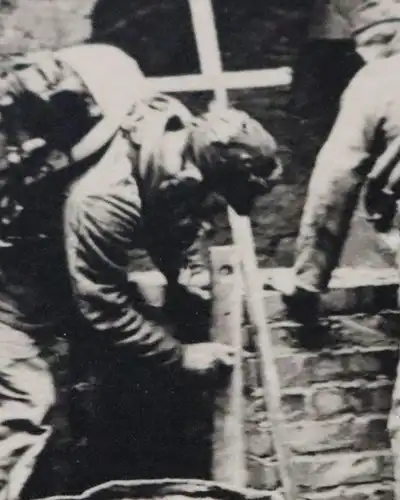 tolles altes Foto - Soldaten mit Heeresatmer - Sauerstoffgerät