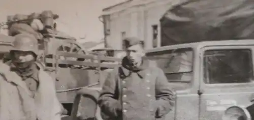  altes Foto -  Soldat in Wintertarn und Soldat und PKW, LKW´s 