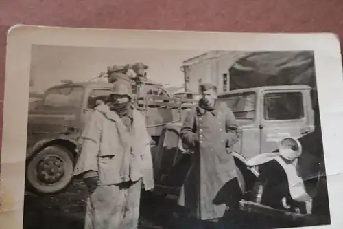  altes Foto -  Soldat in Wintertarn und Soldat und PKW, LKW´s 