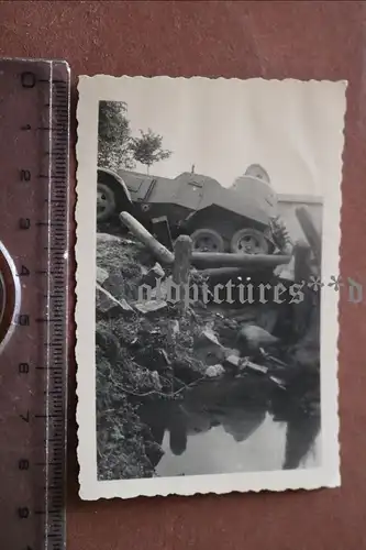  altes Foto - zerstörte Brücke mit  BA 10 Panzerwagen ? Verletzte ? Russland ?