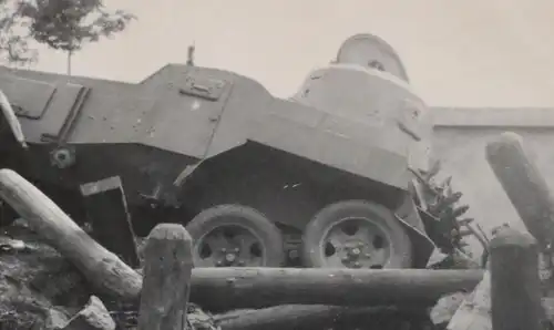 altes Foto - zerstörte Brücke mit  BA 10 Panzerwagen ? Verletzte ? Russland ?