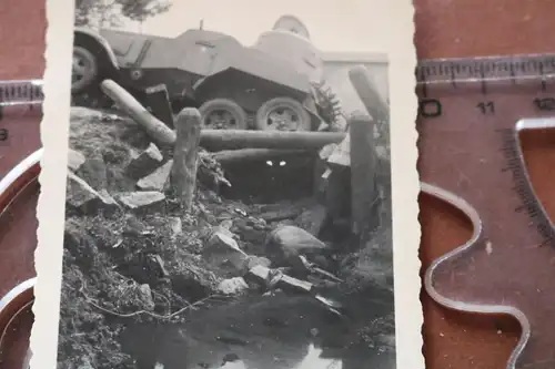  altes Foto - zerstörte Brücke mit  BA 10 Panzerwagen ? Verletzte ? Russland ?