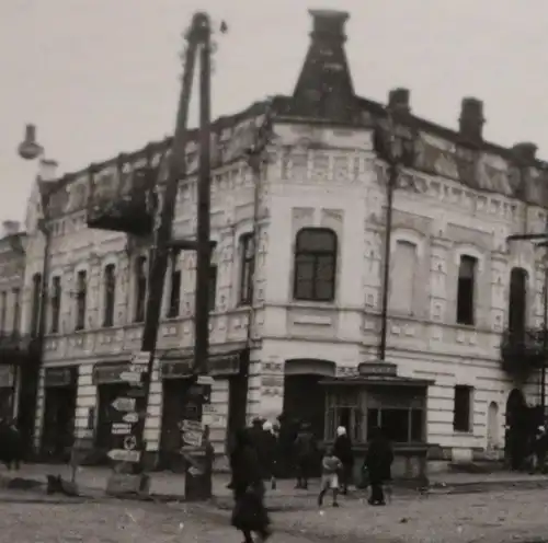 tolles altes Foto - Strasse in Chmelnyzkyj Ukraine - Schilderwald - PKW